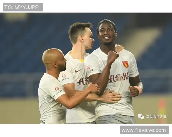 申花与华夏幸福激战正酣比分悬念引发球迷热议